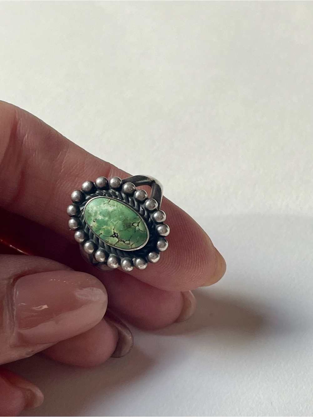 Vintage Navajo Sterling Silver Green Turquoise Split Shank Statement Ring - Picture 4 of 6